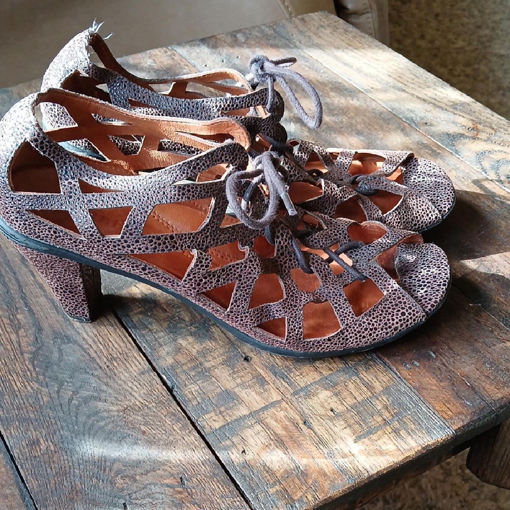 Gentle Souls By Kenneth Cole Textured Cutout Leather Heels Brown